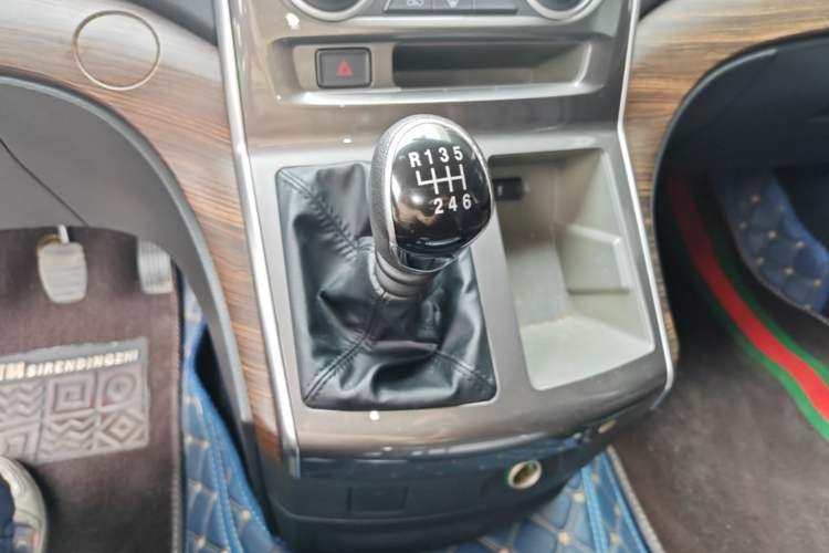 Used FORTHING Lingzhi PLUS 2021 2.0L Manual Luxury 7-Seater Gear Lever