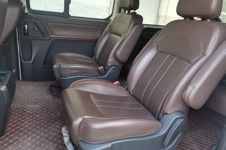 Used FORTHING Lingzhi PLUS 2021 2.0L Manual Luxury 7-Seater Interior 1