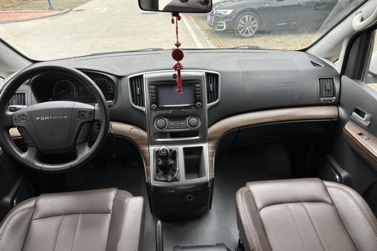 Used FORTHING Lingzhi PLUS 2021 Travel Edition 2.0L Manual Luxury 7-Seater Interior 1