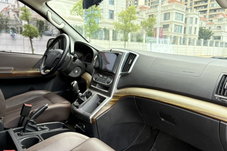 Used FORTHING Lingzhi PLUS 2021 Travel Edition 2.0L Manual Luxury Version 9 Seats Interior 1