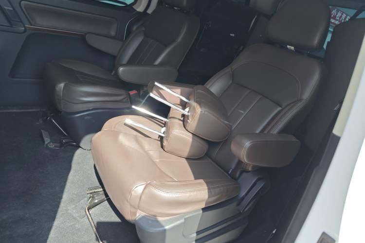 Used FORTHING Lingzhi PLUS 2021 2.0L Manual Luxury 7-Seater Interior 1