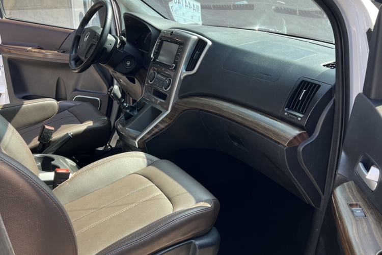 Used FORTHING Lingzhi PLUS 2021 2.0L Manual Luxury 9-Seater Interior 13
