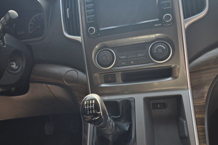 Used FORTHING Lingzhi PLUS 2021 2.0L Manual Luxury 9-Seater Interior 2