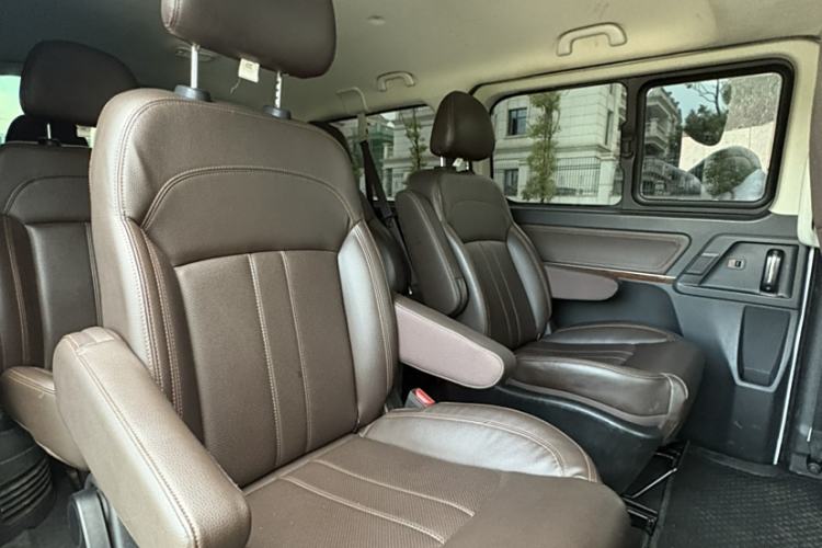 Used FORTHING Lingzhi PLUS 2021 Travel Edition 2.0L Manual Luxury Version 9 Seats Interior 2