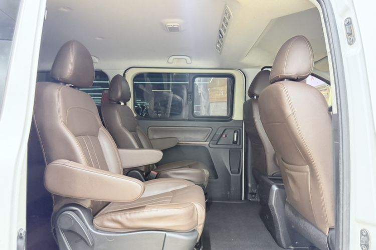 Used FORTHING Lingzhi PLUS 2021 2.0L Manual Luxury 7-Seater Interior 3