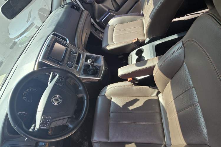 Used FORTHING Lingzhi PLUS 2021 2.0L Manual Luxury 9-Seater Interior 3