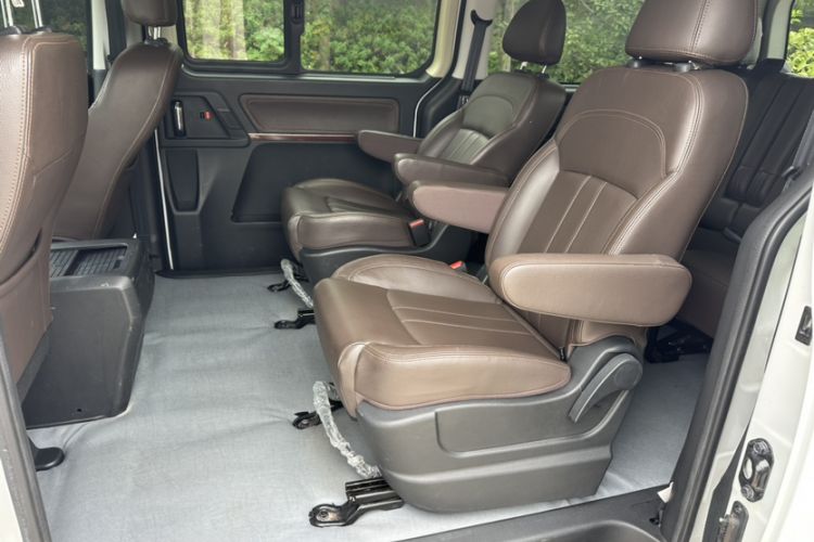 Used FORTHING Lingzhi PLUS 2021 Travel Edition 2.0L Manual Luxury 7-Seater Interior 3