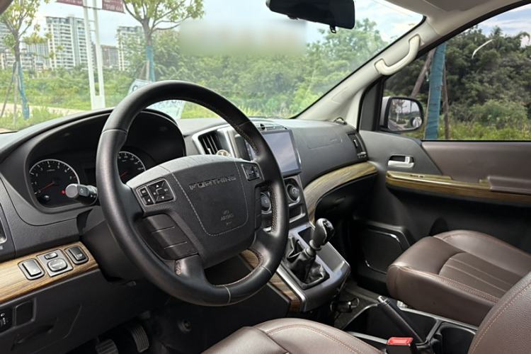 Used FORTHING Lingzhi PLUS 2021 Travel Edition 2.0L Manual Luxury Version 9 Seats Interior 3