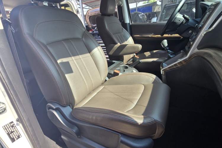 Used FORTHING Lingzhi PLUS 2021 2.0L Manual Luxury 9-Seater Interior 4
