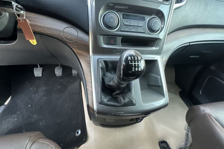 Used FORTHING Lingzhi PLUS 2021 2.0L Manual Luxury 9-Seater Interior 4