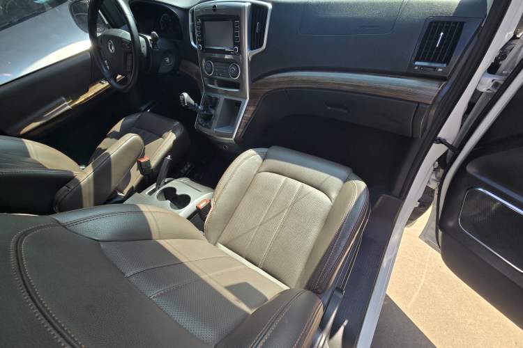 Used FORTHING Lingzhi PLUS 2021 2.0L Manual Luxury 9-Seater Interior 5