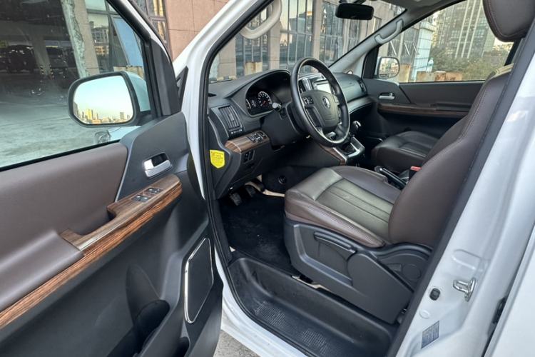 Used FORTHING Lingzhi PLUS 2021 2.0L Manual Luxury 9-Seater Interior 5
