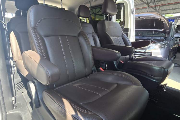 Used FORTHING Lingzhi PLUS 2021 2.0L Manual Luxury 9-Seater Interior 6