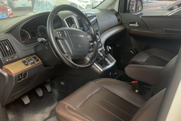 Used FORTHING Lingzhi PLUS 2021 Travel Edition 2.0L Manual Luxury Version 9 Seats Left Front Seat