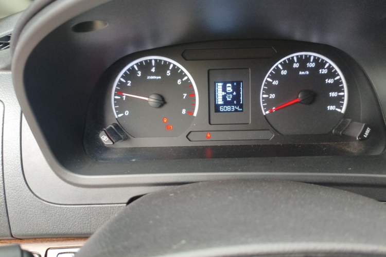 Used FORTHING Lingzhi PLUS 2021 2.0L Manual Comfort Model CNG 7-Seater Odometer Close Up