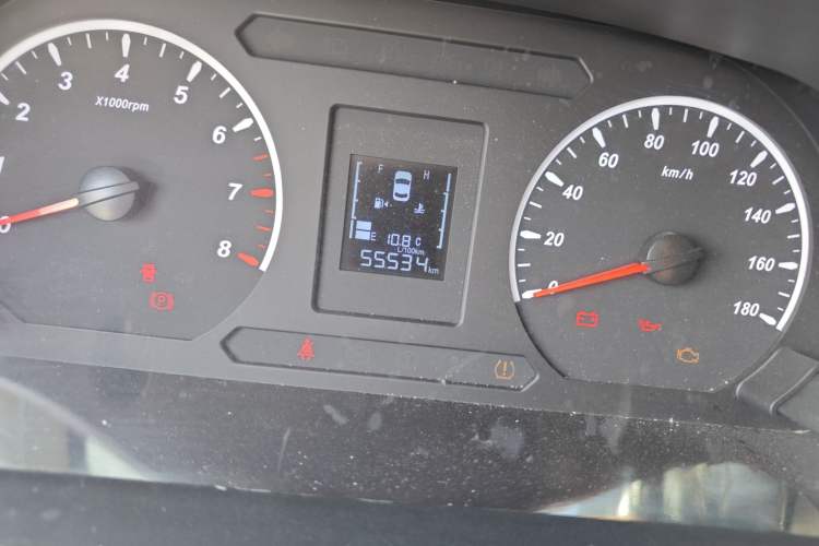 Used FORTHING Lingzhi PLUS 2021 2.0L Manual Luxury 7-Seater Odometer Close Up
