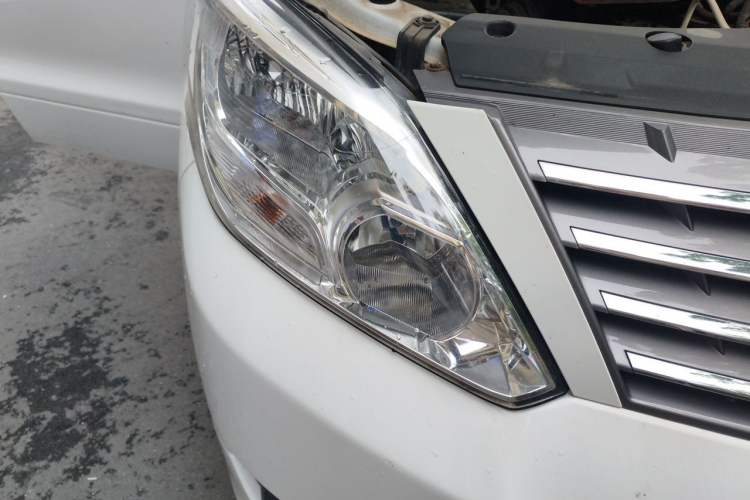 Used FORTHING Lingzhi PLUS 2021 2.0L Manual Comfort Model CNG 7-Seater Right Front Headlight