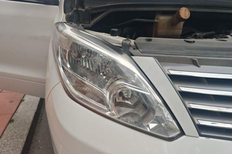 Used FORTHING Lingzhi PLUS 2021 2.0L Manual Standard Version CNG-Powered 9-Seater Right Front Headlight