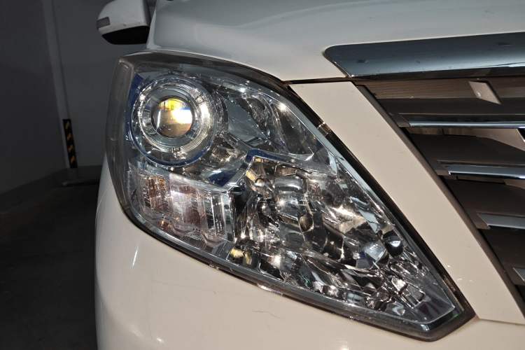 Used FORTHING Lingzhi PLUS 2021 2.0L Manual Luxury 7-Seater Right Front Headlight