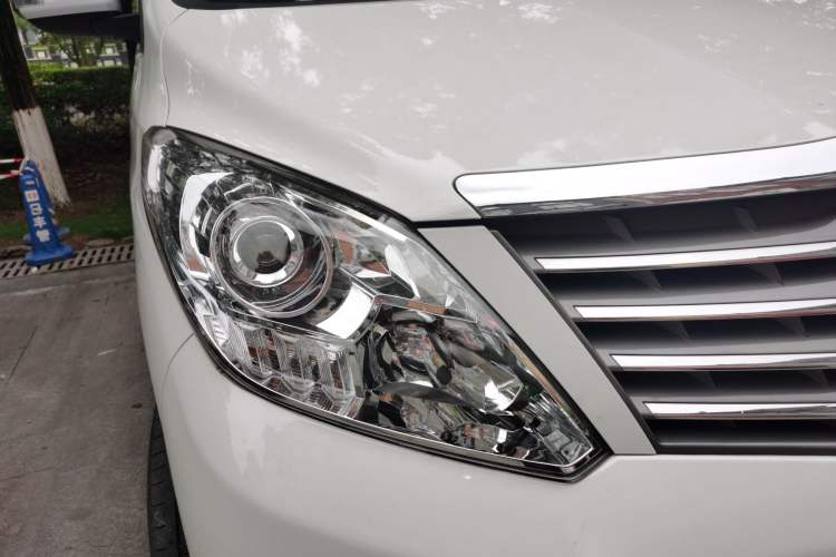 Used FORTHING Lingzhi PLUS 2021 2.0L Manual Luxury 9-Seater Right Front Headlight