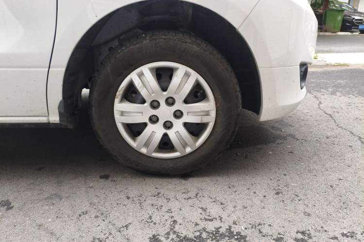 Used FORTHING Lingzhi PLUS 2021 2.0L Manual Comfort Model CNG 7-Seater Right Front Wheel Hub