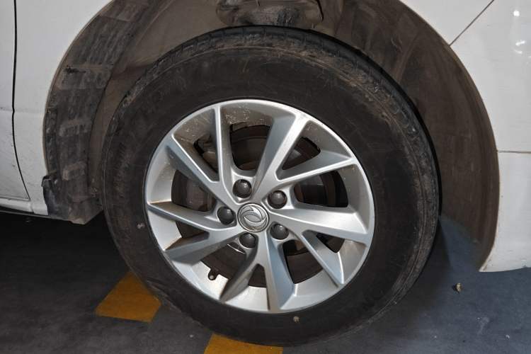 Used FORTHING Lingzhi PLUS 2021 2.0L Manual Luxury 7-Seater Right Front Wheel Hub