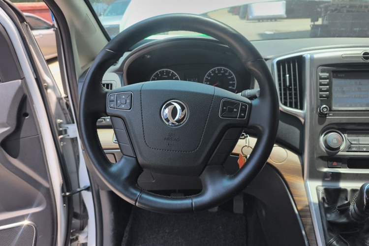 Used FORTHING Lingzhi PLUS 2021 2.0L Manual Luxury 7-Seater Steering Wheel