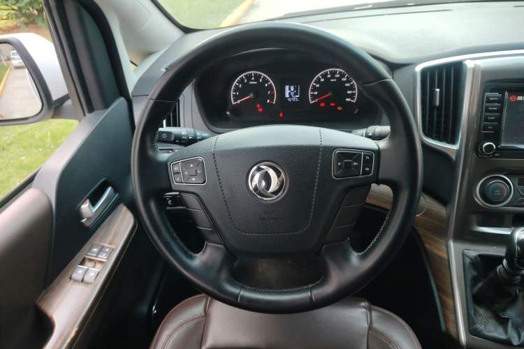Used FORTHING Lingzhi PLUS 2021 2.0L Manual Luxury 9-Seater Steering Wheel
