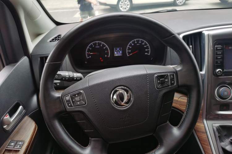 Used FORTHING Lingzhi PLUS 2021 2.0L Manual Luxury 9-Seater Steering Wheel
