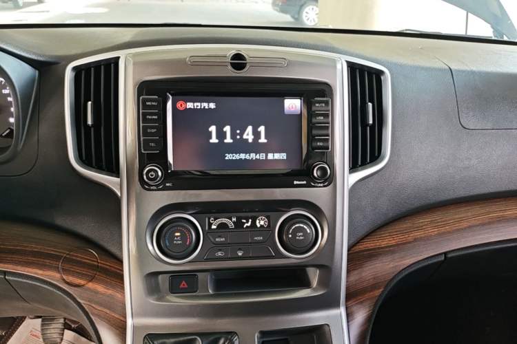 Used FORTHING Lingzhi PLUS 2022 Travel Edition 2.0L Manual Luxury 9-Seater Audio And AC Panel