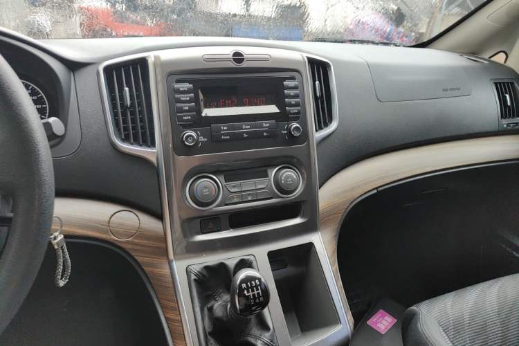 Used FORTHING Lingzhi PLUS 2022 Travel Edition 2.0L Manual Comfort Version 9 Seats Audio And AC Panel