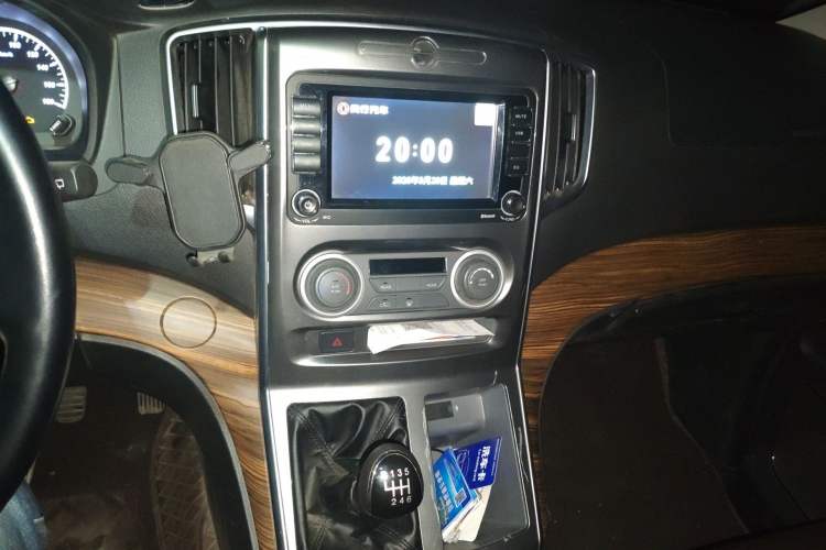 Used FORTHING Lingzhi PLUS 2022 Travel Edition 2.0L Manual Luxury Version 7 Seats Audio And AC Panel