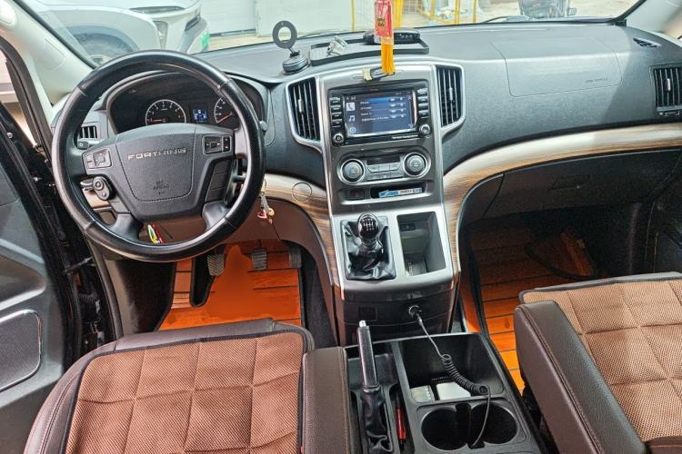 Used FORTHING Lingzhi PLUS 2022 Travel Edition 2.0L Manual Luxury Version 7 Seats Center Console