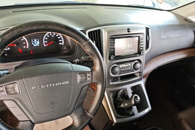 Used FORTHING Lingzhi PLUS 2022 Travel Edition 2.0L Manual Luxury 9-Seater Center Console