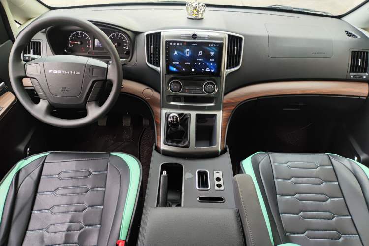 Used FORTHING Lingzhi PLUS 2022 Travel Edition 2.0L Manual Comfort Version 7 Seats Center Console