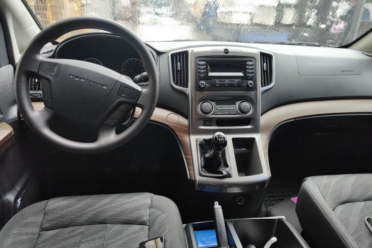 Used FORTHING Lingzhi PLUS 2022 Travel Edition 2.0L Manual Comfort Version 9 Seats Center Console