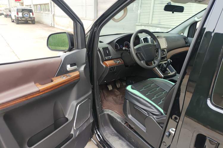 Used FORTHING Lingzhi PLUS 2022 Travel Edition 2.0L Manual Comfort Version 7 Seats Driver Seat