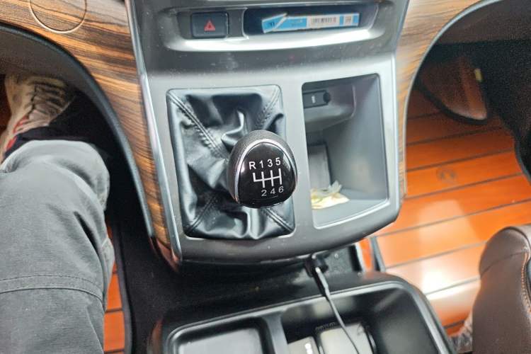 Used FORTHING Lingzhi PLUS 2022 Travel Edition 2.0L Manual Luxury Version 7 Seats Gear Lever