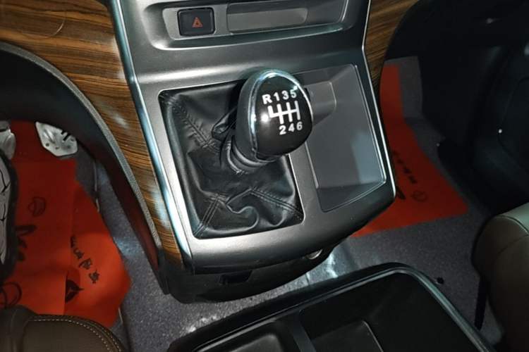 Used FORTHING Lingzhi PLUS 2022 Travel Edition 2.0L Manual Luxury Version 7 Seats Gear Lever
