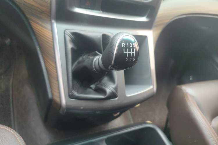 Used FORTHING Lingzhi PLUS 2022 Travel Edition 2.0L Manual Luxury Version 7 Seats Gear Lever