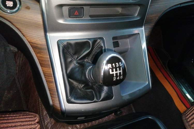 Used FORTHING Lingzhi PLUS 2022 Travel Edition 2.0L Manual Luxury Version 7 Seats Gear Lever