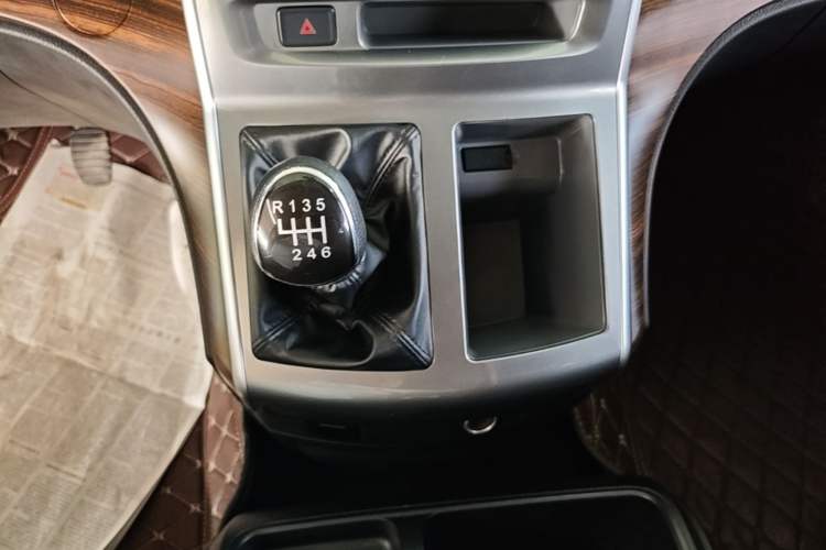 Used FORTHING Lingzhi PLUS 2022 Travel Edition 2.0L Manual Luxury 9-Seater Gear Lever