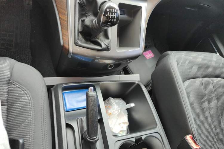 Used FORTHING Lingzhi PLUS 2022 Travel Edition 2.0L Manual Comfort Version 9 Seats Gear Lever