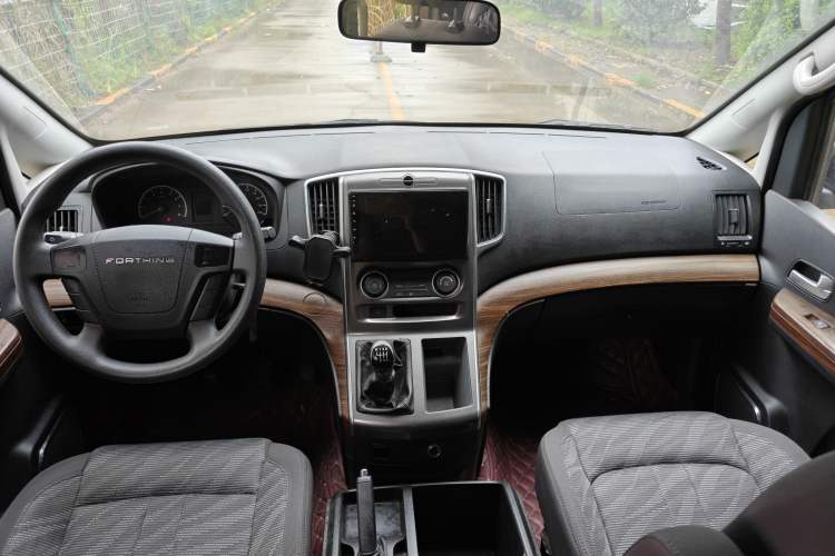 Used FORTHING Lingzhi PLUS 2022 Travel Edition 2.0L Manual Comfort Version 7 Seats Interior 1