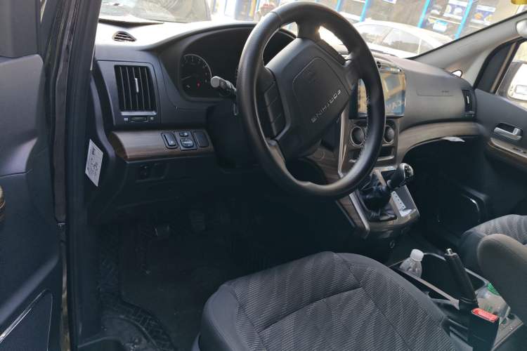 Used FORTHING Lingzhi PLUS 2022 Travel Edition 2.0L Manual Comfort Version 7 Seats Interior 2
