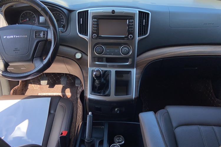 Used FORTHING Lingzhi PLUS 2022 Travel Edition 2.0L Manual Luxury Version 7 Seats Interior 3