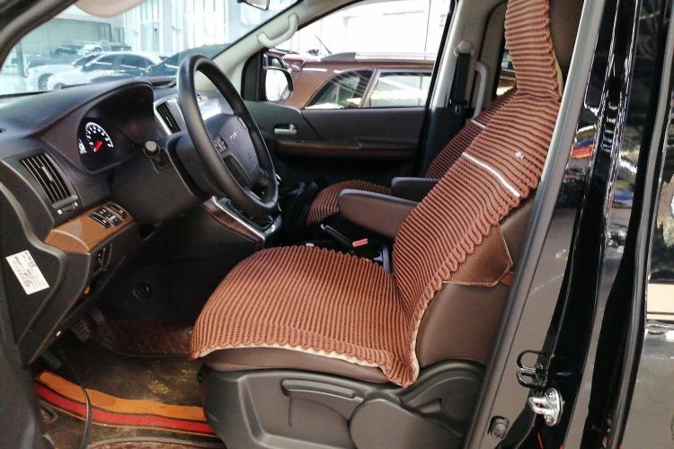 Used FORTHING Lingzhi PLUS 2022 Travel Edition 2.0L Manual Luxury Version 7 Seats Left Front Seat