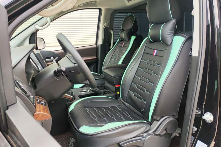 Used FORTHING Lingzhi PLUS 2022 Travel Edition 2.0L Manual Comfort Version 7 Seats Left Front Seat