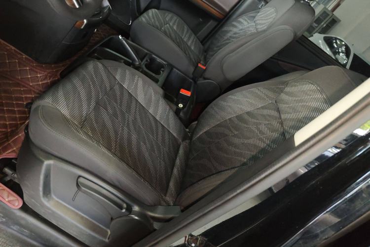 Used FORTHING Lingzhi PLUS 2022 Travel Edition 2.0L Manual Comfort Version 7 Seats Left Front Seat
