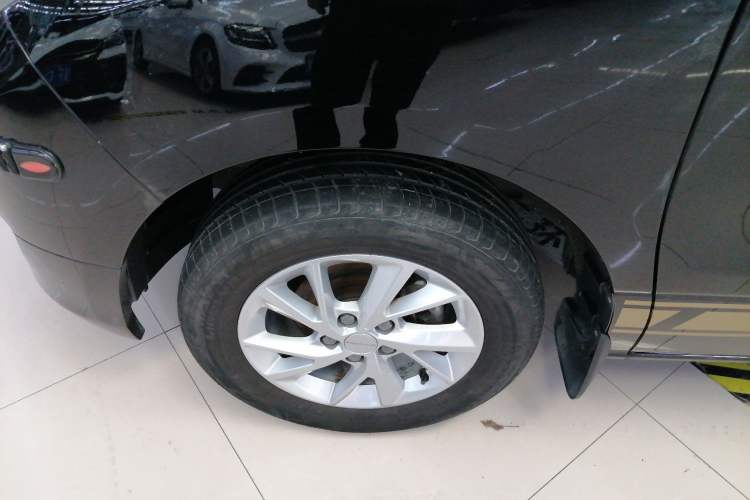 Used FORTHING Lingzhi PLUS 2022 Travel Edition 2.0L Manual Luxury Version 7 Seats Left Front Wheel Hub